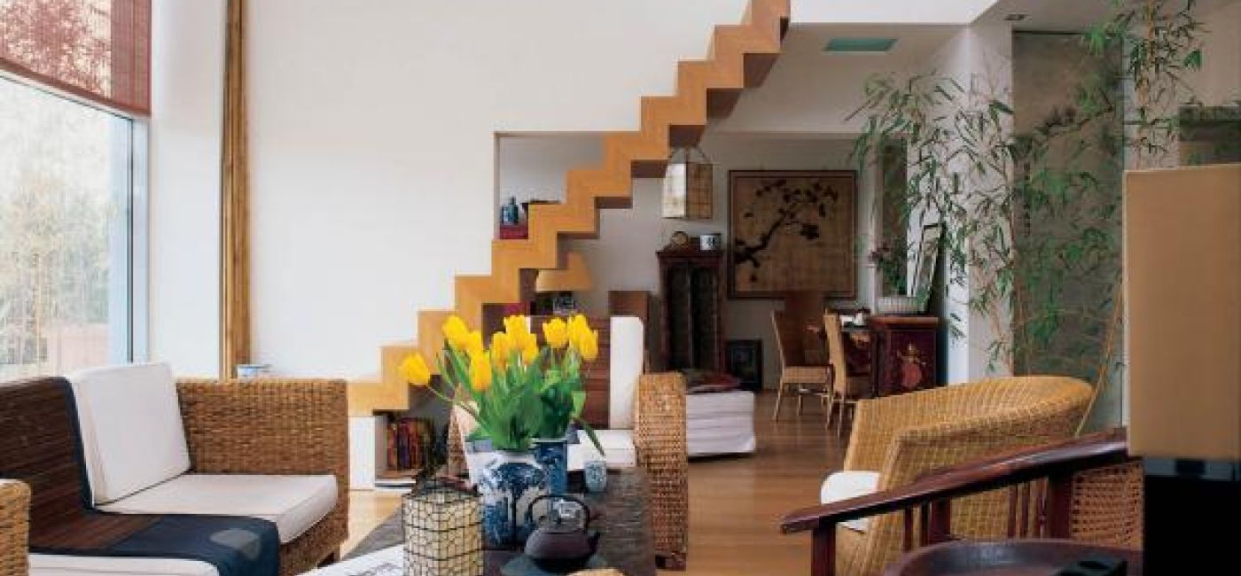 Kanciasta, geometryczna forma schodów kojarzy się z minimalizmem japońskich wnętrz.