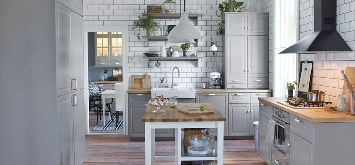 Klasyczna skandynawska kuchnia z ceramicznym zlewem i baterią Elverdam za 299 zł. Pasuje do niej