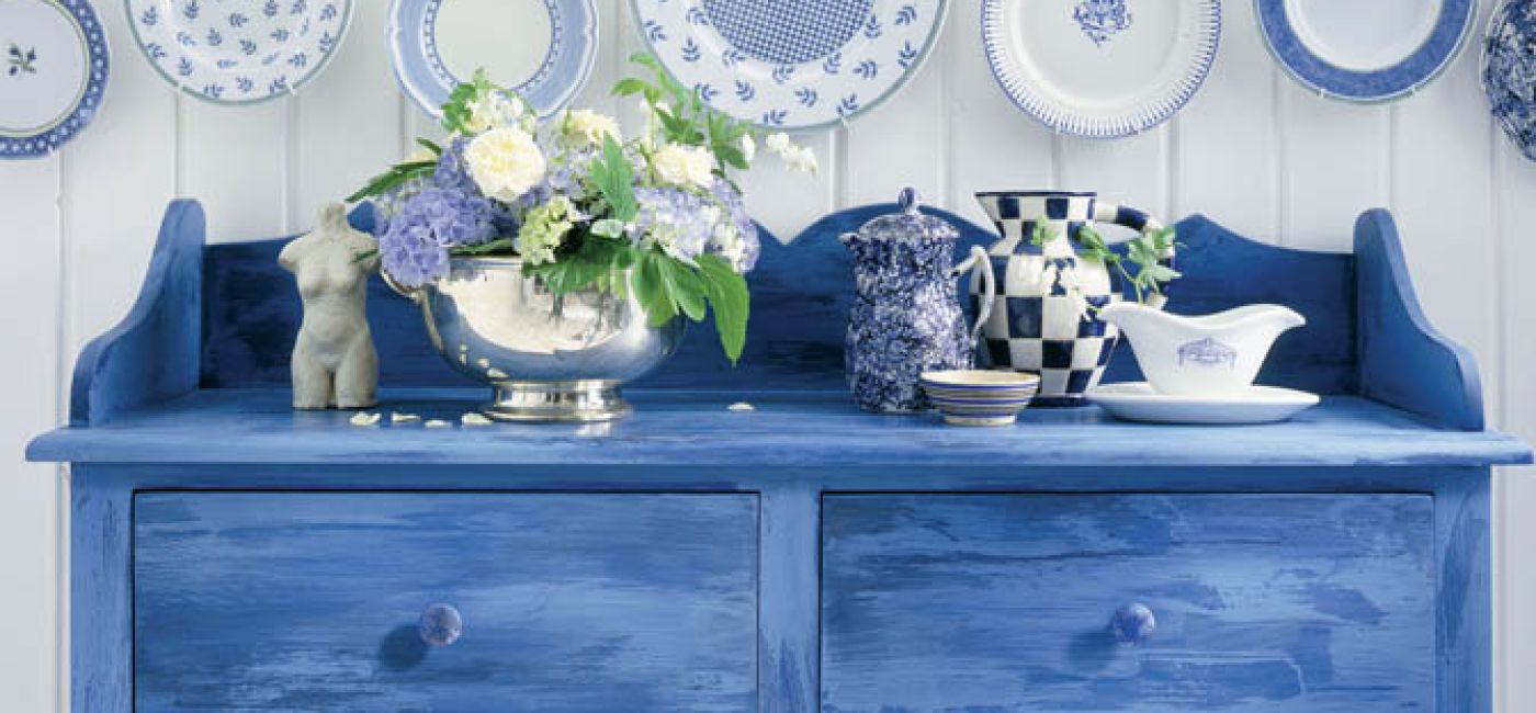 Kobaltowe talerze nad niebieską konsolą.