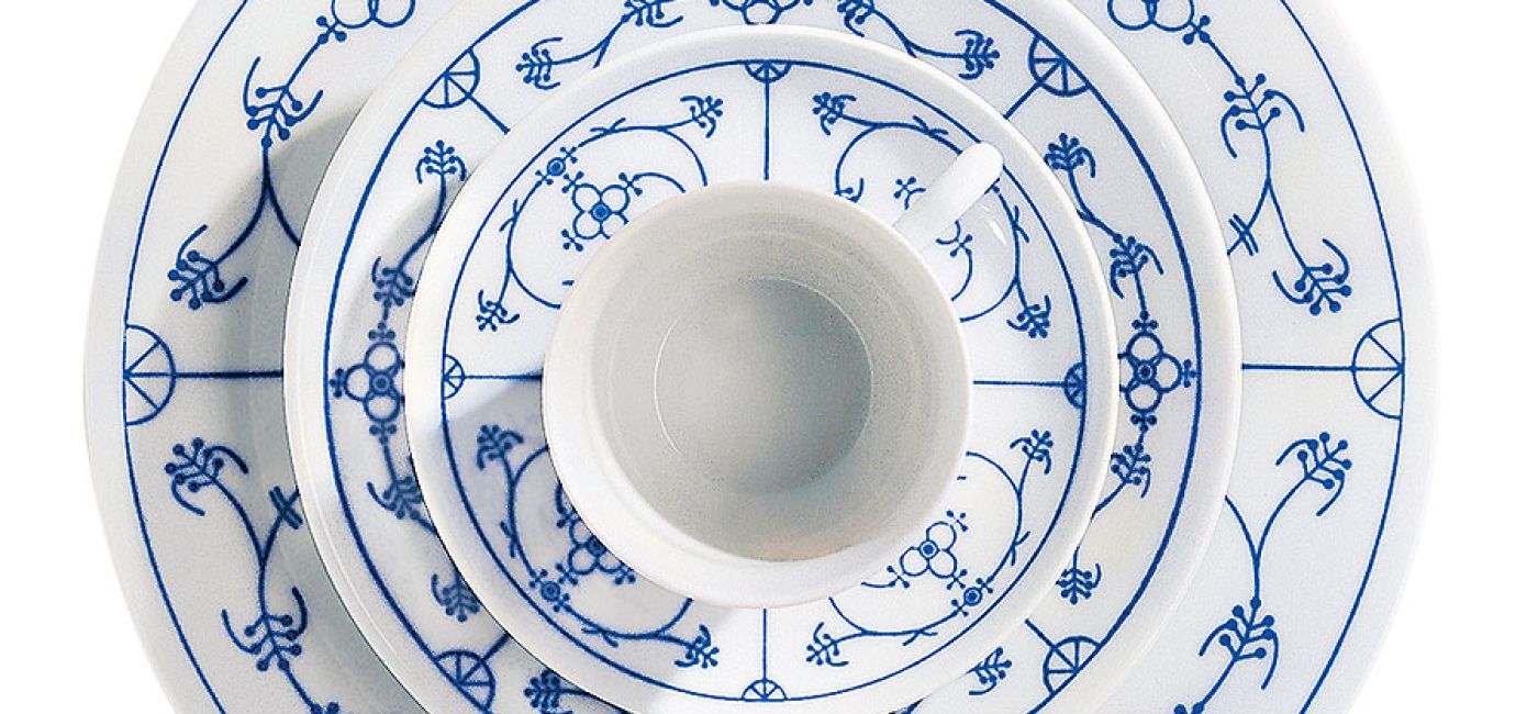Kobaltowe wzory są malowane pędzelkiem, a potem szkliwione.