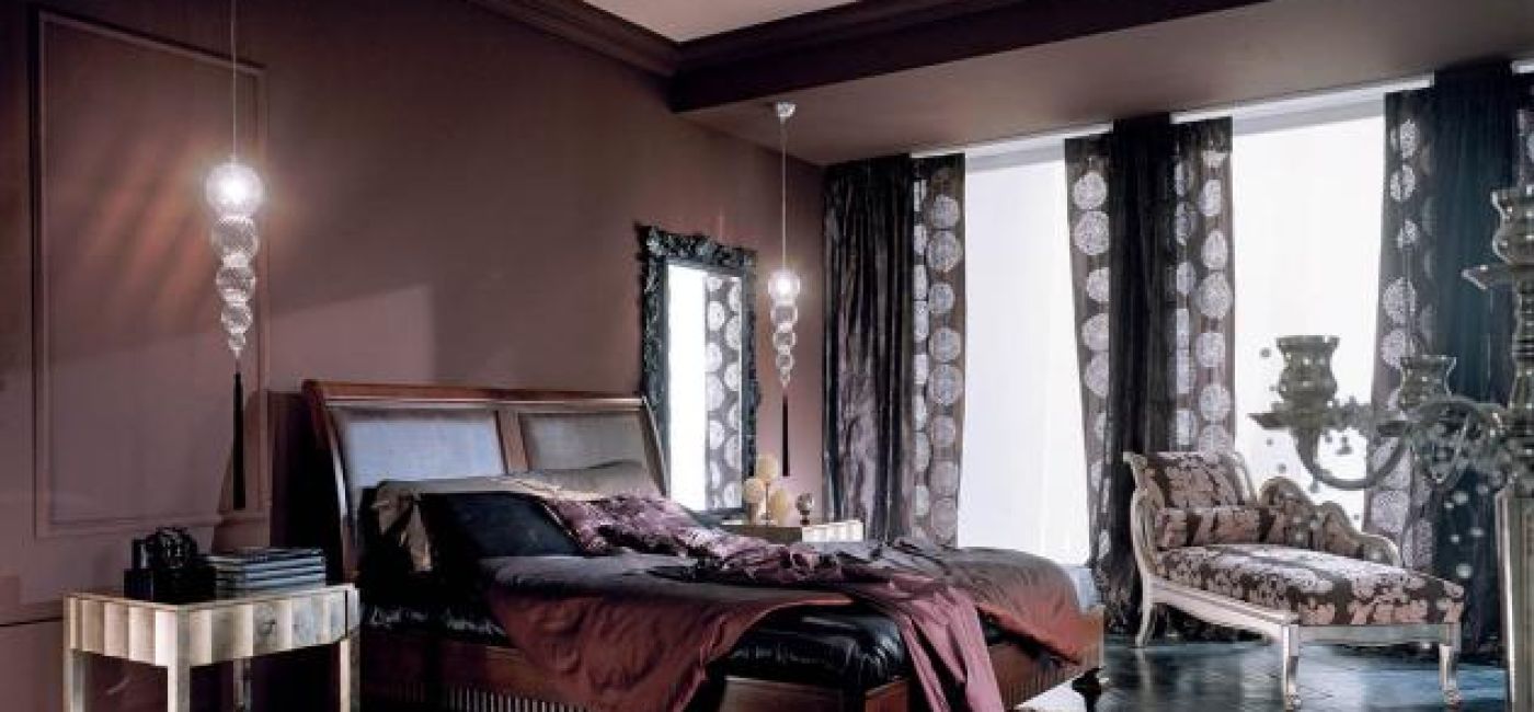 Kolekcja Voyage - łóżko z lipy. Zagłówek może być wykończony drewnem, krokodylą skórą lub plecionką.