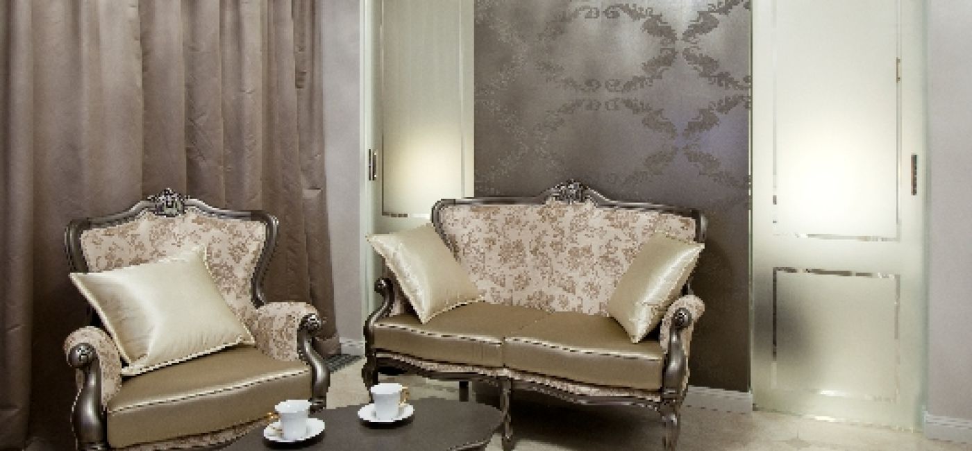 Kolorystyka ścian i mebli została utrzymana w jasnych odcieniach.