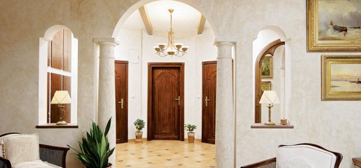 Kolumny w salonie. Rezydencja w mieszkaniu