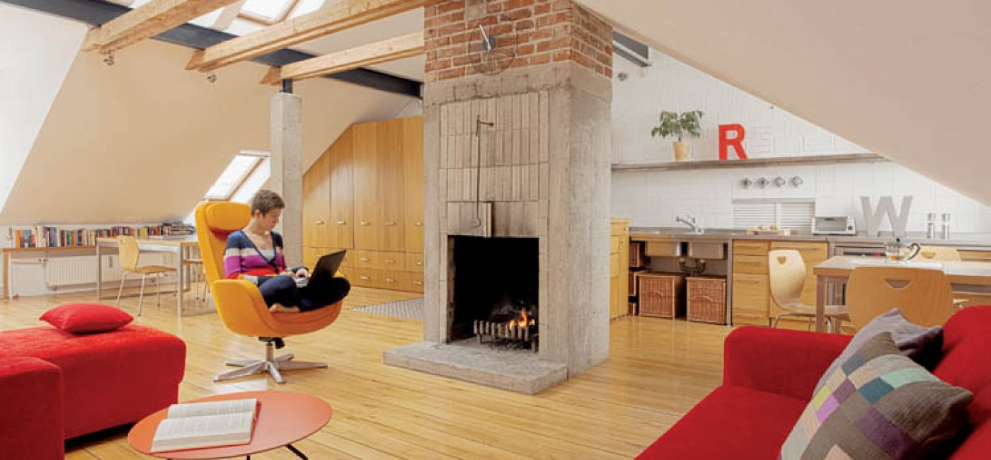 Komink z betonu i cegły. Poddasze z dodatkiem czerwieni