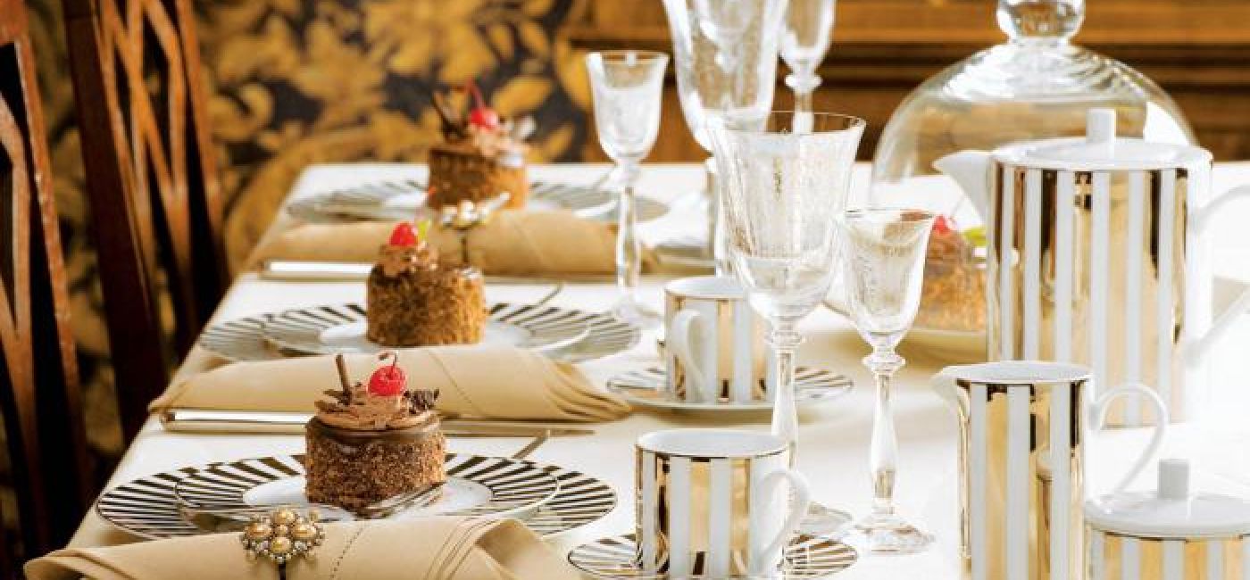 Kubek w złote pasy kosztuje 26 zł, za talerz obiadowy zapłacimy 44 zł. ALMIDECOR