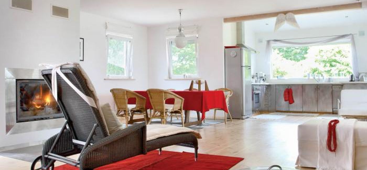 Kuchnia jest otwarta na salon, z którego wychodzi się na taras. Gdy goście siądą przy stole w ogrodzie, gospodyni