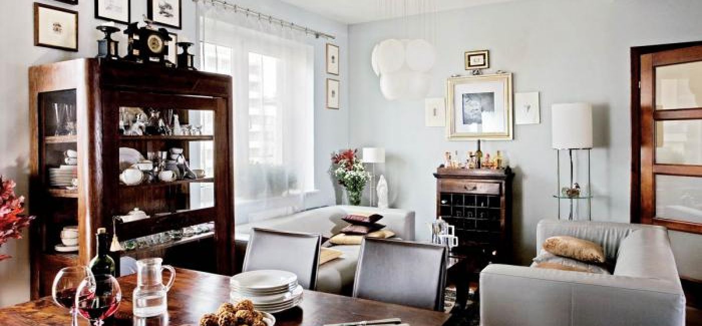Kuchnia łączy się z salonem przez stół, który staje się częścią obu pomieszczeń.