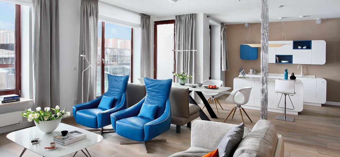 Kuchnia otwarta na salon w bieli i błękicie