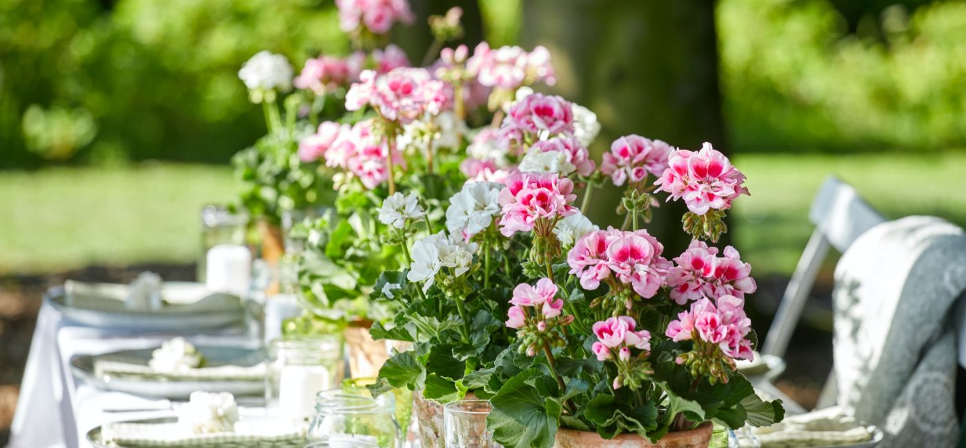 kwiatowe dekoracje na przyjęcie w ogrodzie