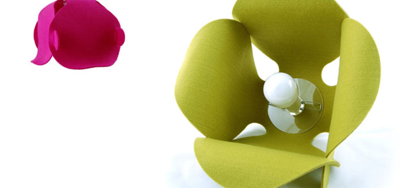 Lampa Convallaria inspirowana naturą. Dostępna w wersji leżącej i wiszącej, wykonana z filcu poliestrowego. Otrzymała