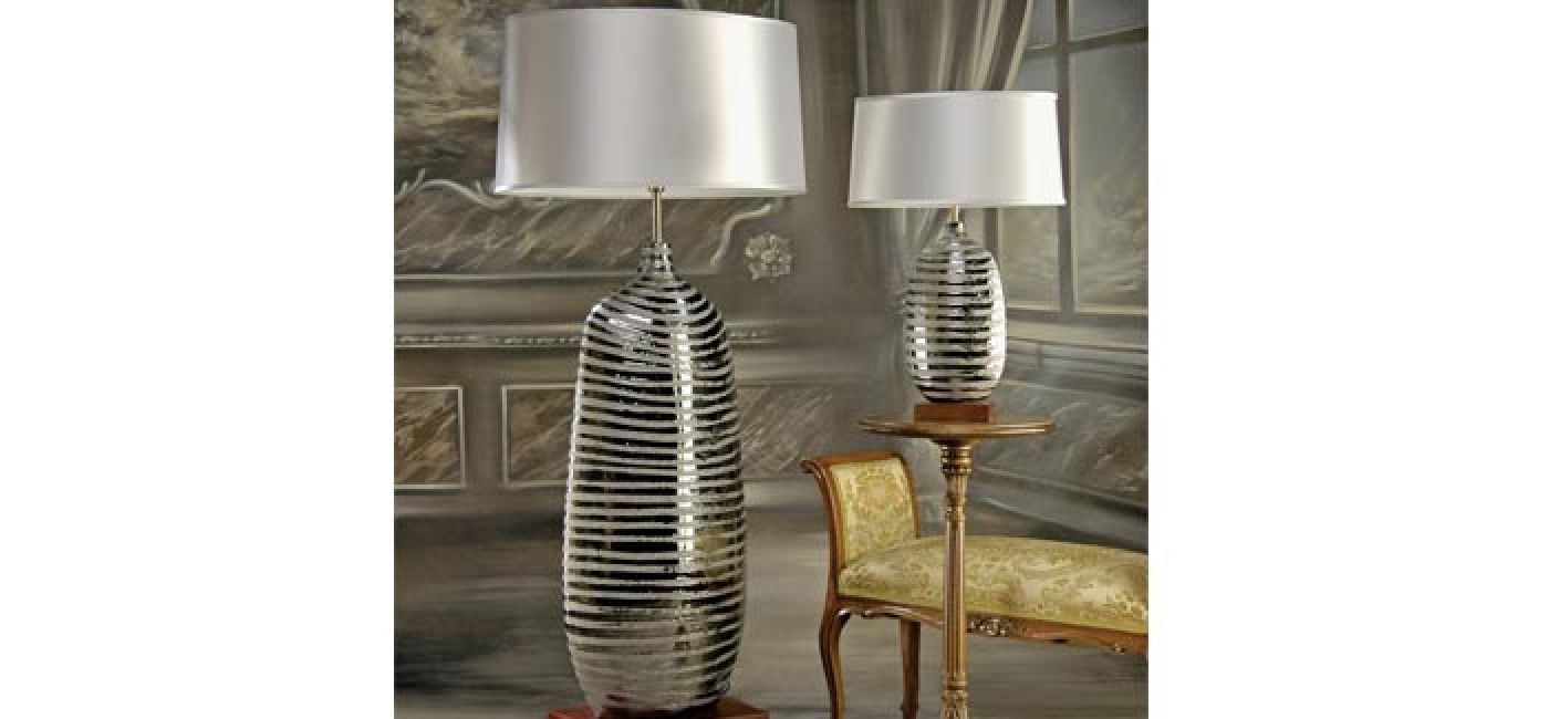 Lampy nie tylko świecą, mogą być także ozdobą. Tutaj uwagę zwraca efektowna perłowo-srebrna podstawa. Lampa