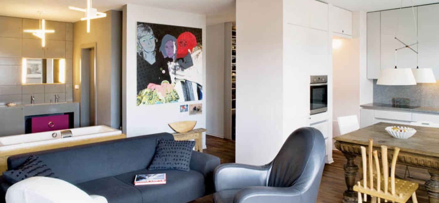 Łazienka otwarta na salon wzbudzała przez jakiś czas sensację. Wanna podczas imprez stawała się kanapą,