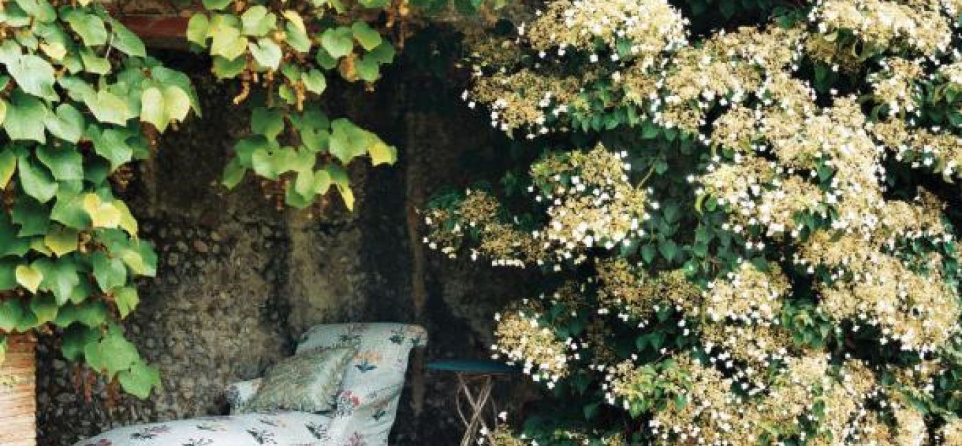 Leżanka obita tkaniną firmy Morris and Co., aranżacja MAGIC HOME.