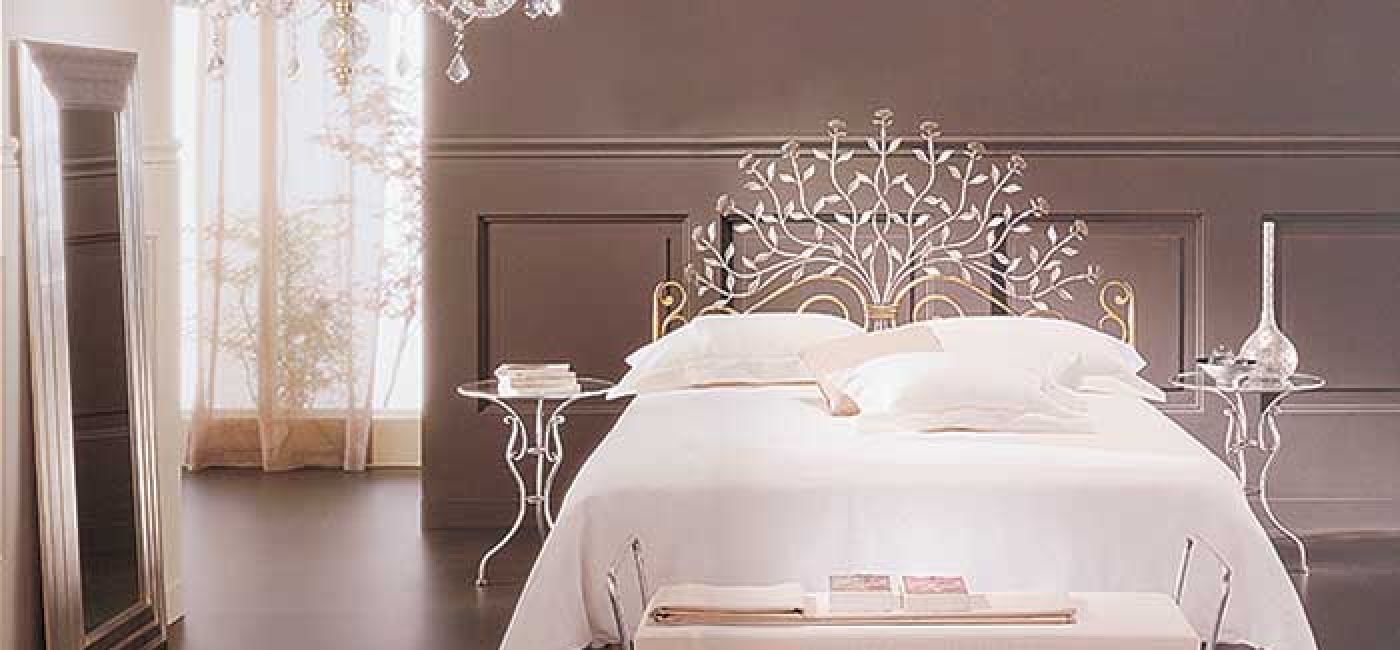 Łóżko w kolorze złotym lub srebrnym - 7650 zł. Ława - 1700 zł. Stolik nocny (średnica 49 cm, wysokość