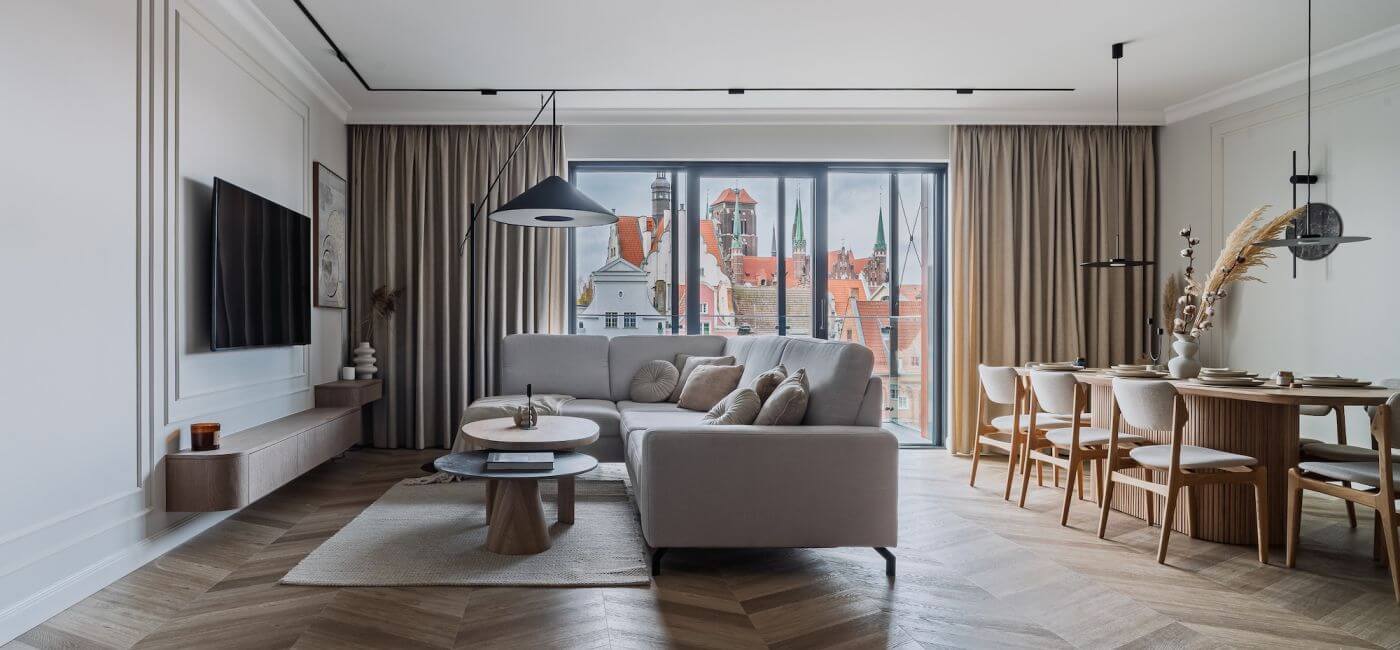 Przytulny salon z panoramicznym widokiem na Gdańsk