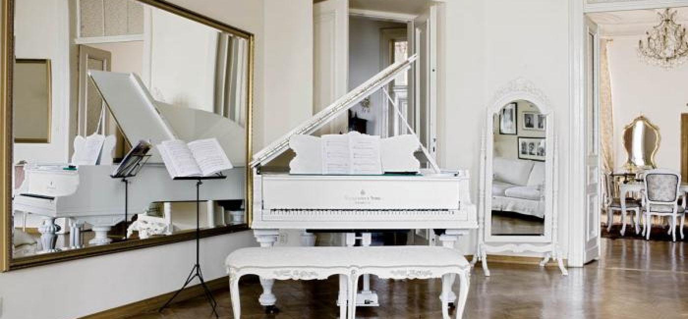 Lustro jak z sali baletowej to ukłon w stronę matki Ewy, która jest tancerką.