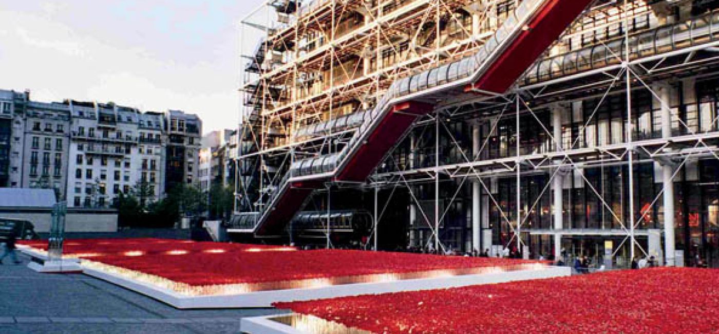 Maki przed Centre Pompidou w Paryżu. Zapytaj Kenzo