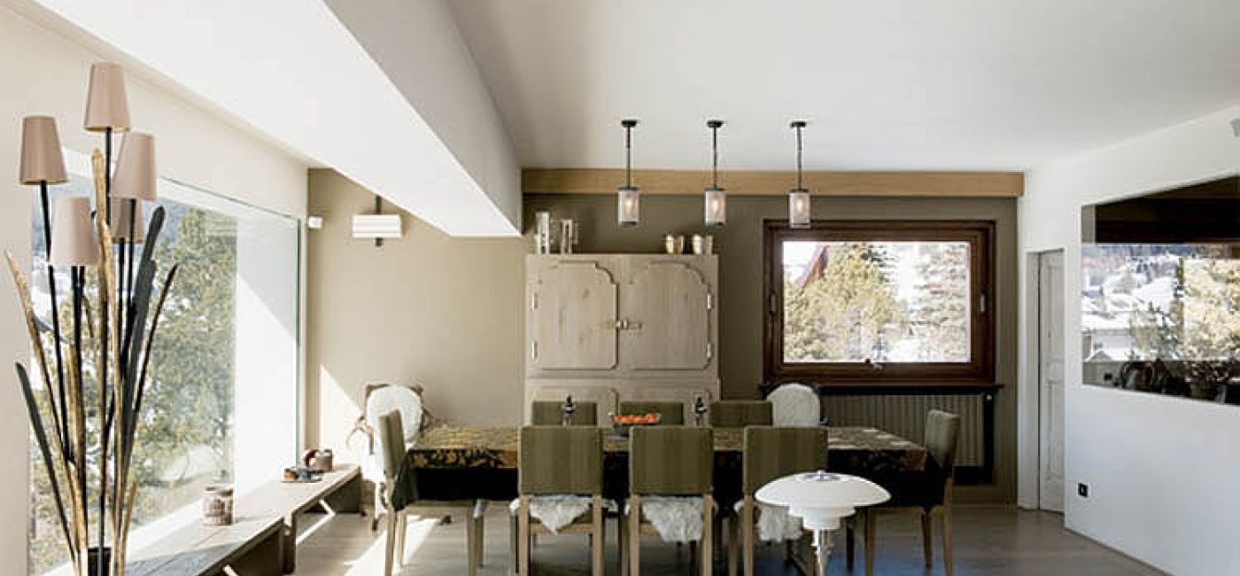 Malutkie okna w salonie zastąpiła tafla szkła.