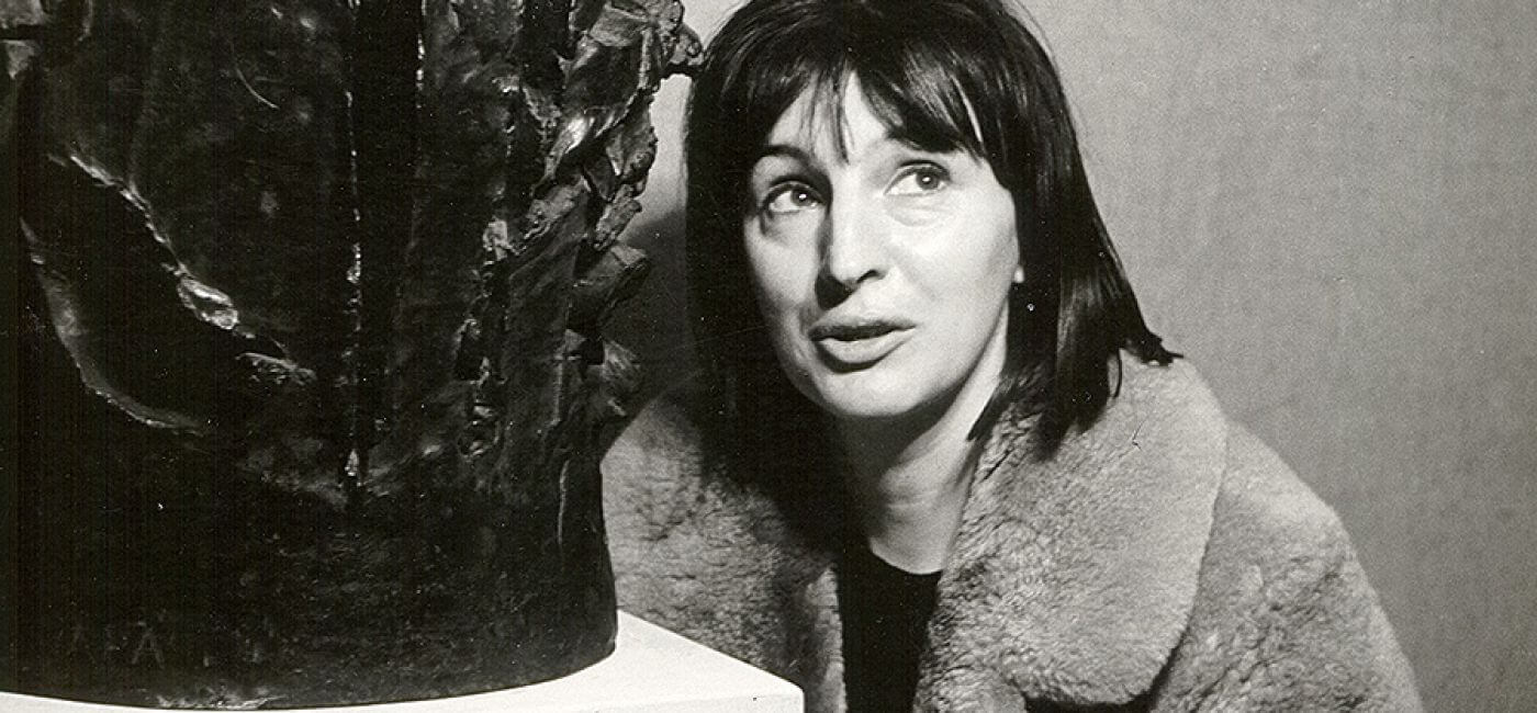Maria Papa obok rzeźby z brązu Wojownik , 1964 r.