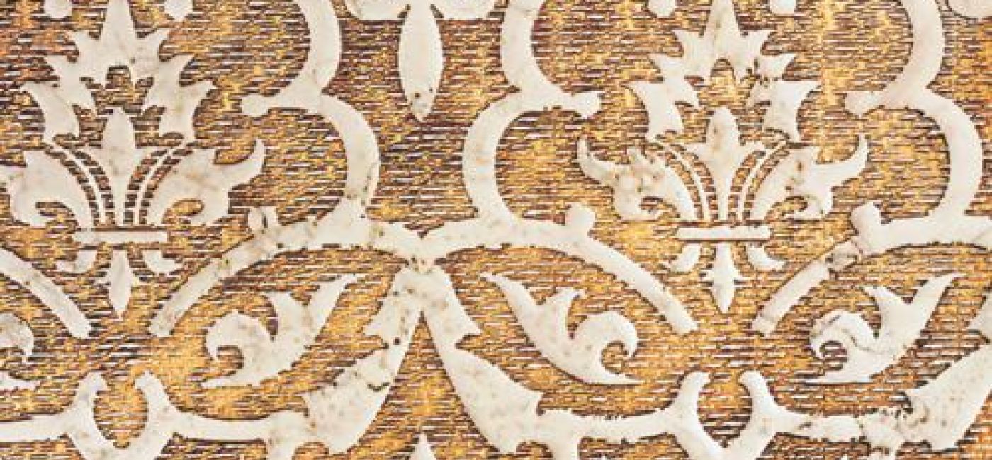 Marmurowa płytka Biancone (510 zł/szt.) – tło zdobione złotem. YETI