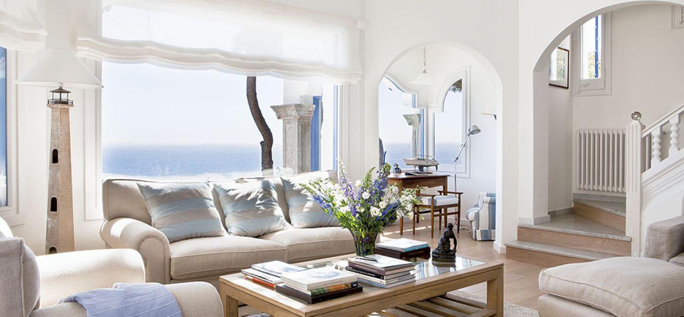 Marszczy się delikatnie niczym woda poruszana morską bryzą.