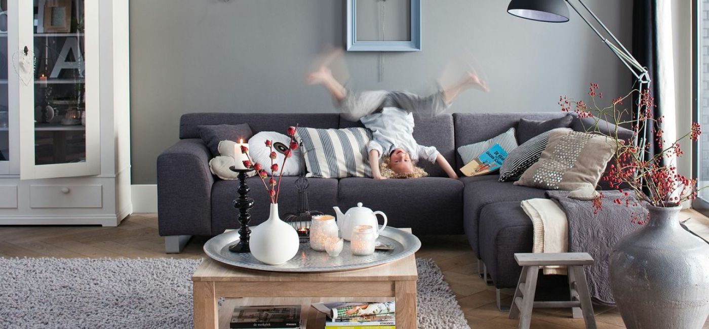 Meble w bieli i odcieniach szarości