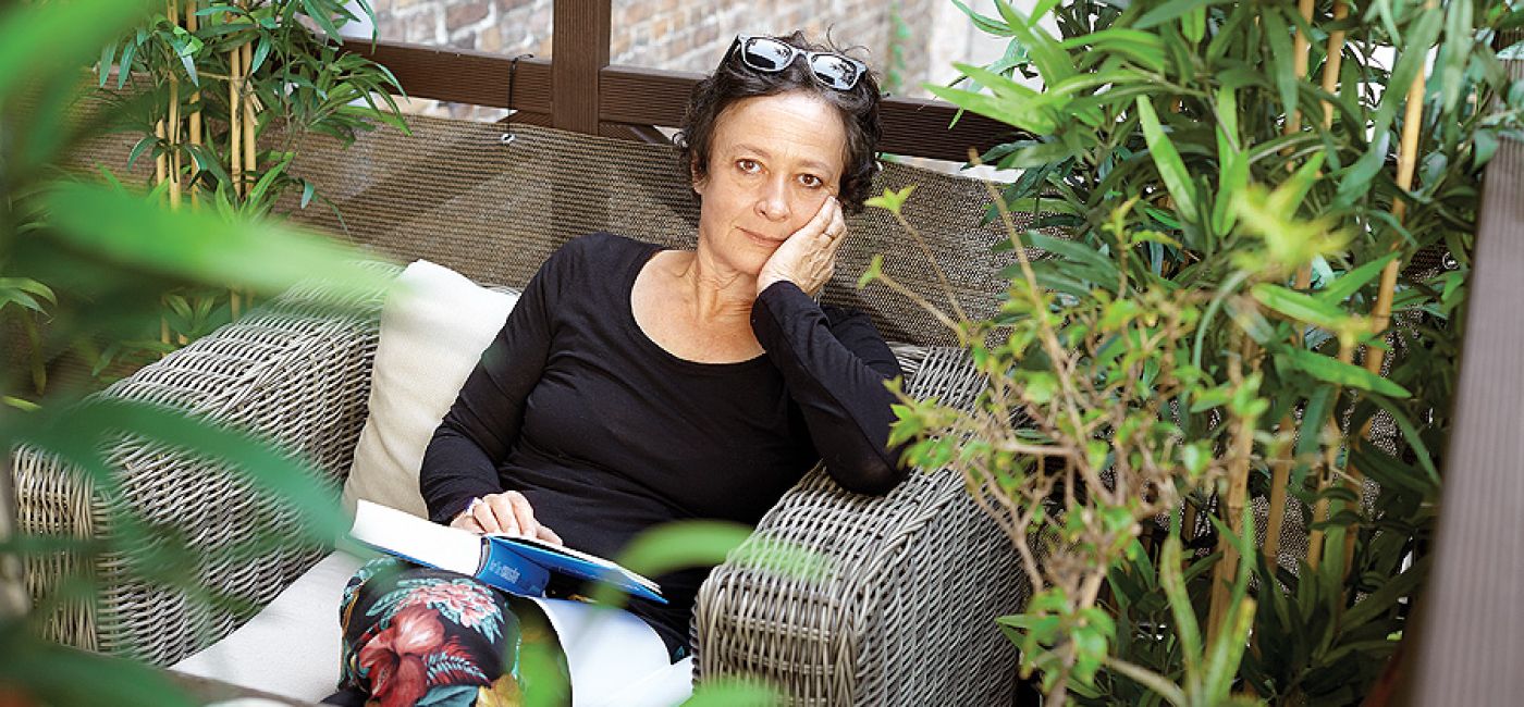 Mieszkanie Hanny Samson w starej kamienicy na warszawskim Mokotowie znajduje się blisko ruchliwej ulicy, ale