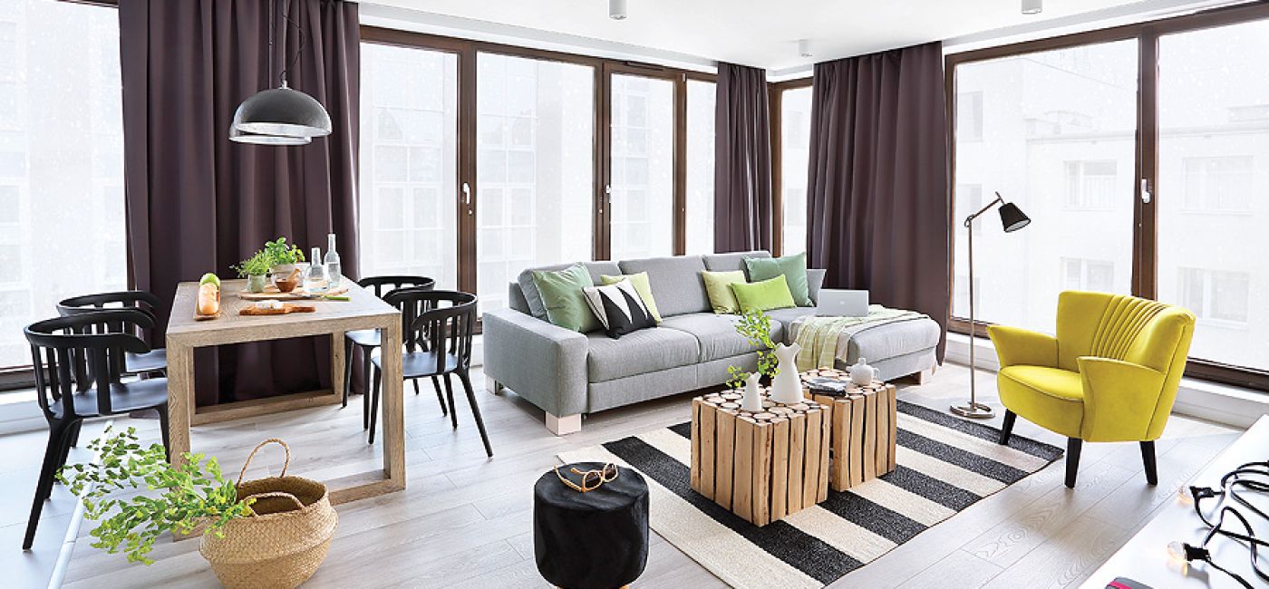 Mieszkanie jest urządzone pod wynajem, ale nie brakuje w nim niczego.