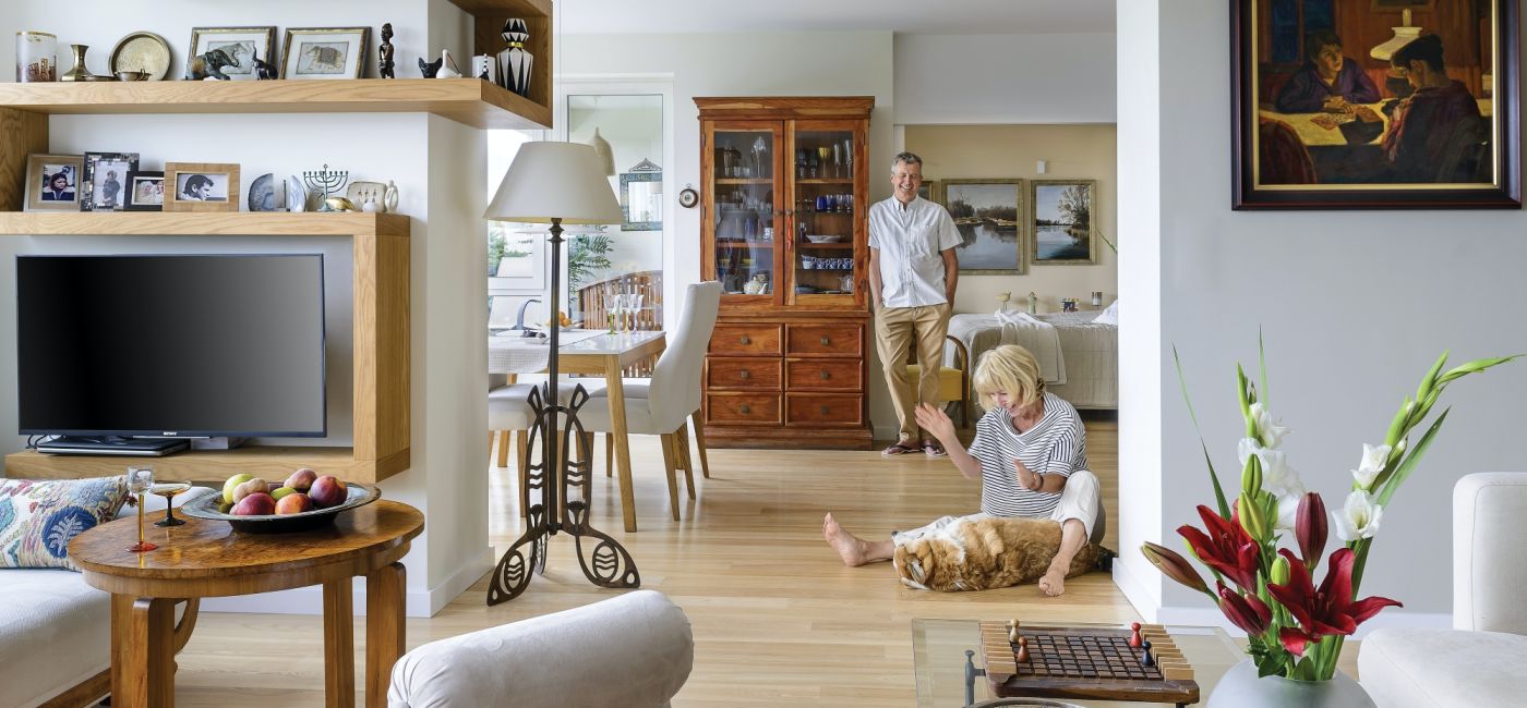 stare meble w nowoczesnym salonie