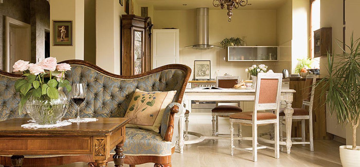 Mnóstwo antyków odziedziczyli po rodzicach: serwantkę, stalową szafkę z przepastnymi szufladami, dębowy stół, przy którym