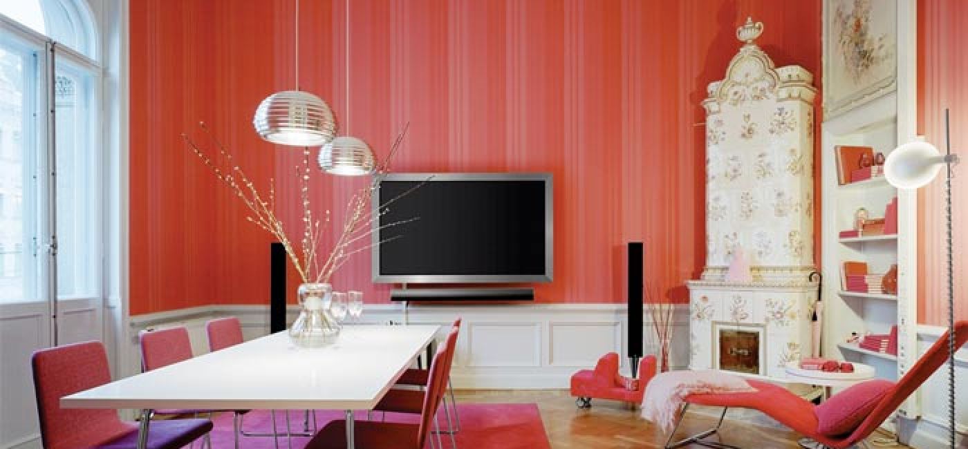 Mocna czerwień i amarant podkreślają nowoczesny design kina domowego, które łączy audio-wideo z systemem sterowania