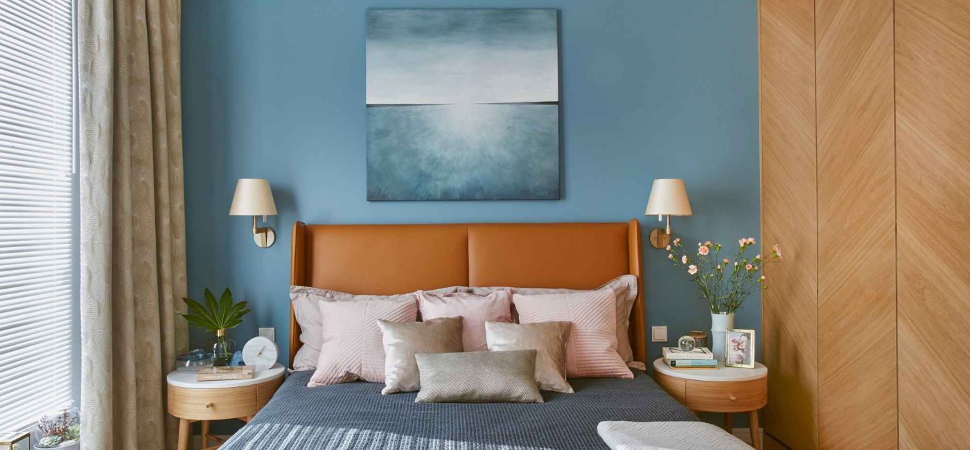 Ściany w salonie nie muszą być białe, a modne kolory w sypialni to nie tylko pastele. Zebraliśmy najnowsze trendy