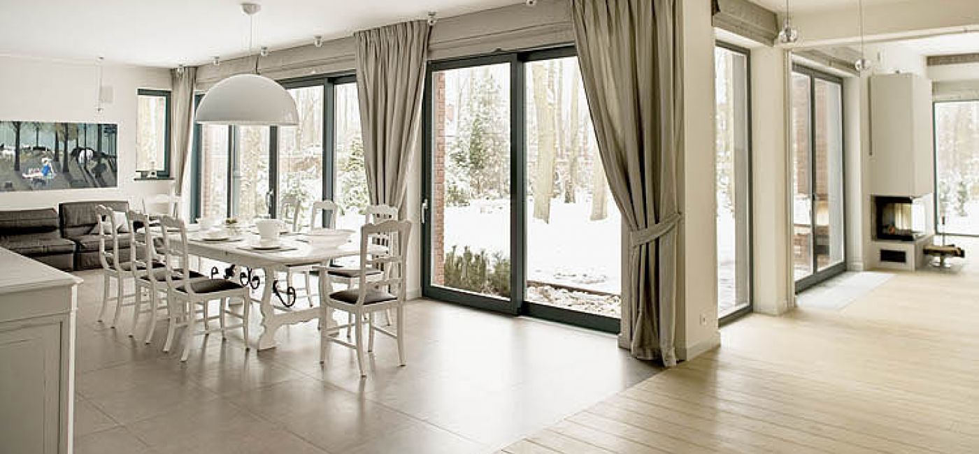 Można siedzieć w salonie i kontemplować zimowy krajobraz za oknem.