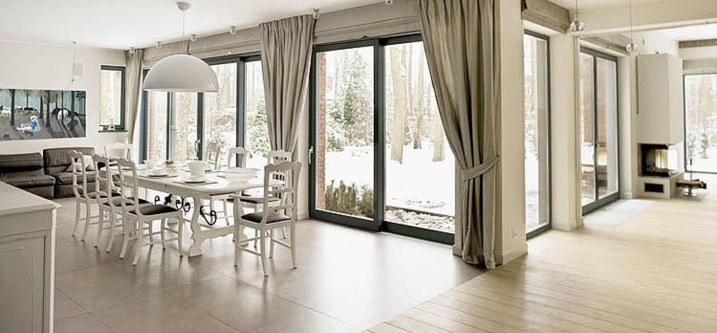 Można siedzieć w salonie i kontemplować zimowy krajobraz za oknem.