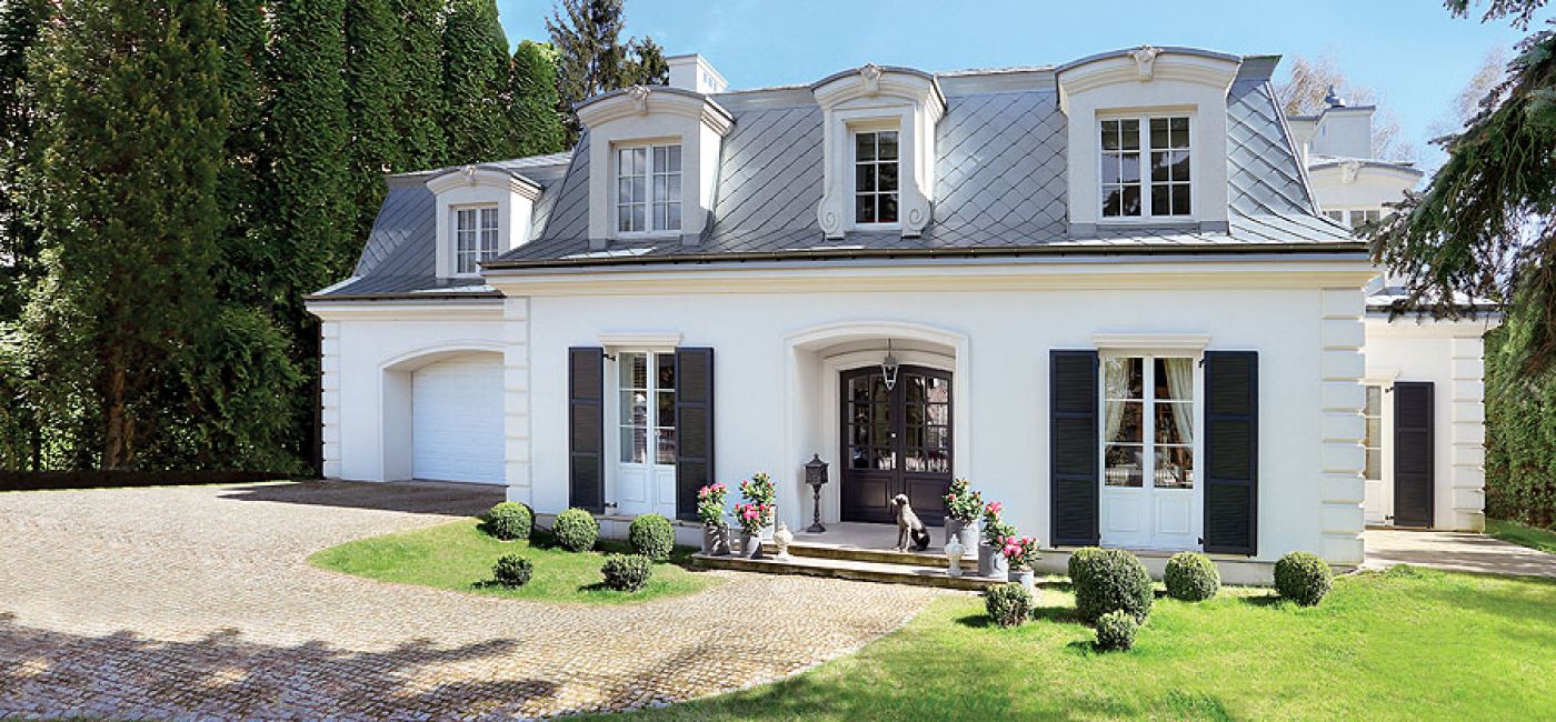 Na pięknie zalesionej działce stanął rozsądnej wielkości dom – 400 metrów dla czteroosobowej rodziny.