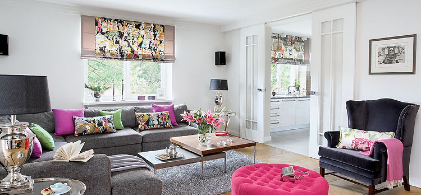 Na rolety Marzena wybrała tkaniny marki Manuel Canovas, a lniane zasłony w salonie to Colefax Flower, różowy puf