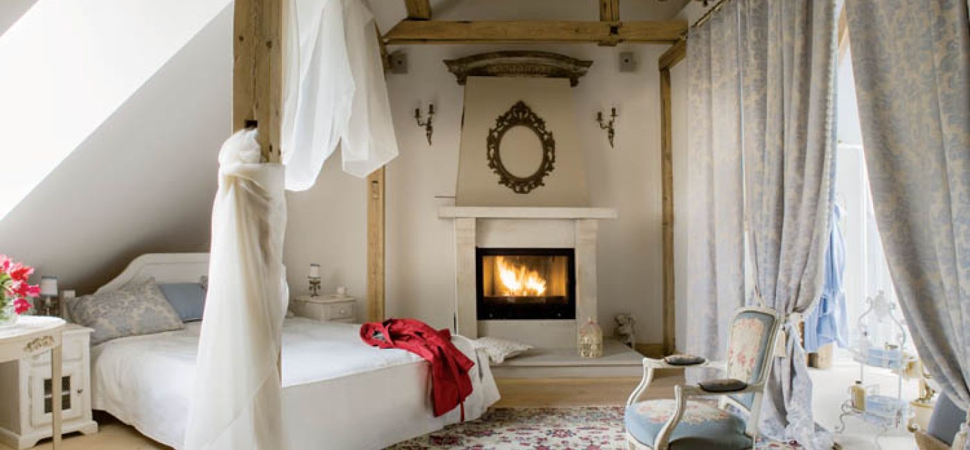 Sypialnia na poddaszu.