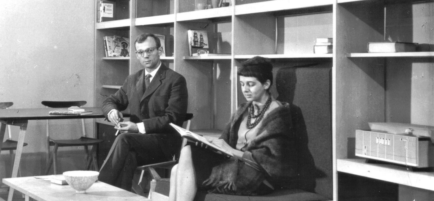 Na tle meblościanki. Zdjęcie: archiwum rodzinne