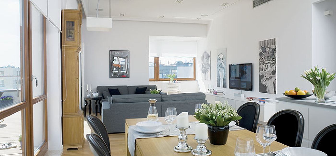 Nad jedną z szarych sof gospodyni powiesiła plakat teatralny Espresso autorstwa Michała Książka.