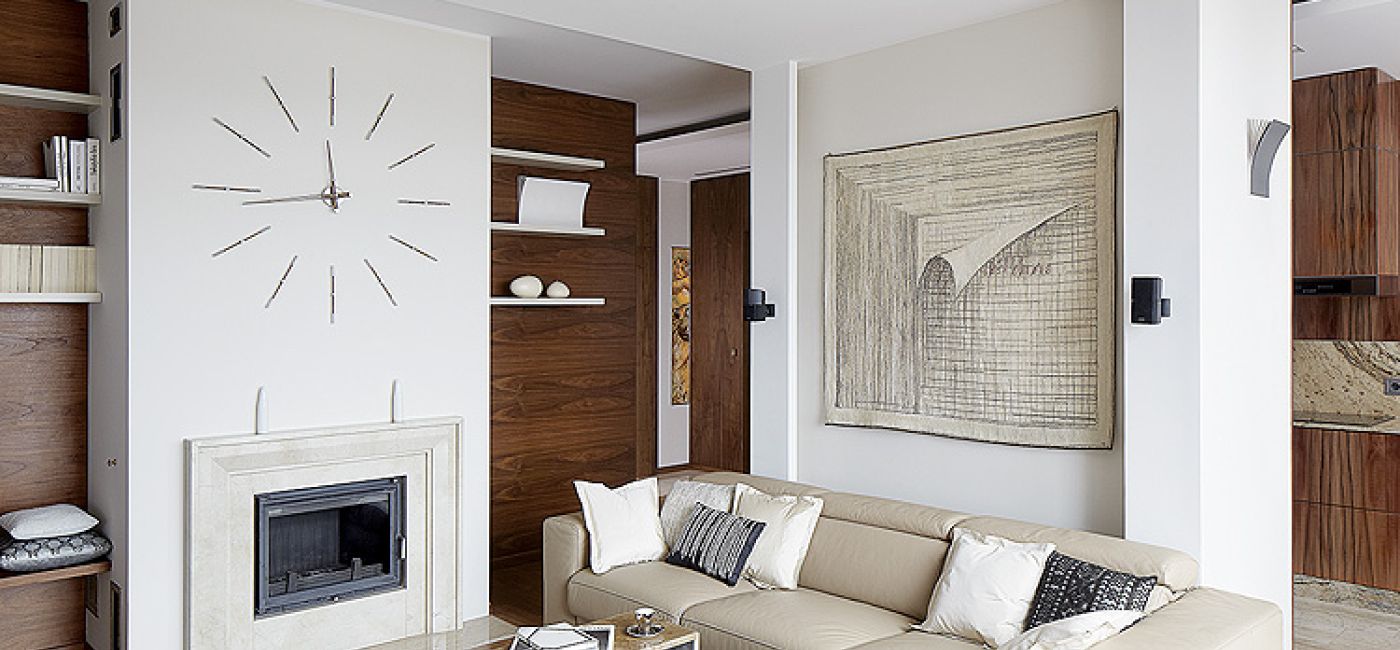 Nad sofą firmy Livingroom wisi tkanina artystyczna Anny Buczkowskiej.