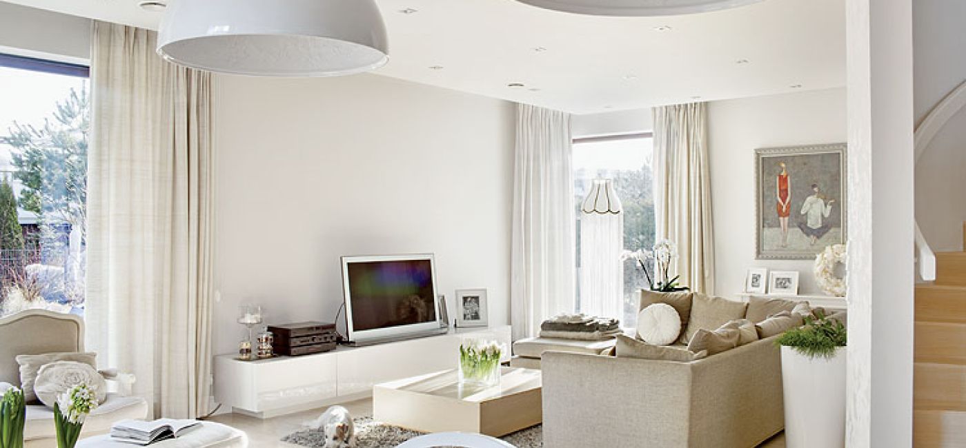 Nad stołem wiszą lampy Skygarden Marcela - idealny przykład połączenia nowoczesnego wzornictwa z klasycznymi kwiatowymi