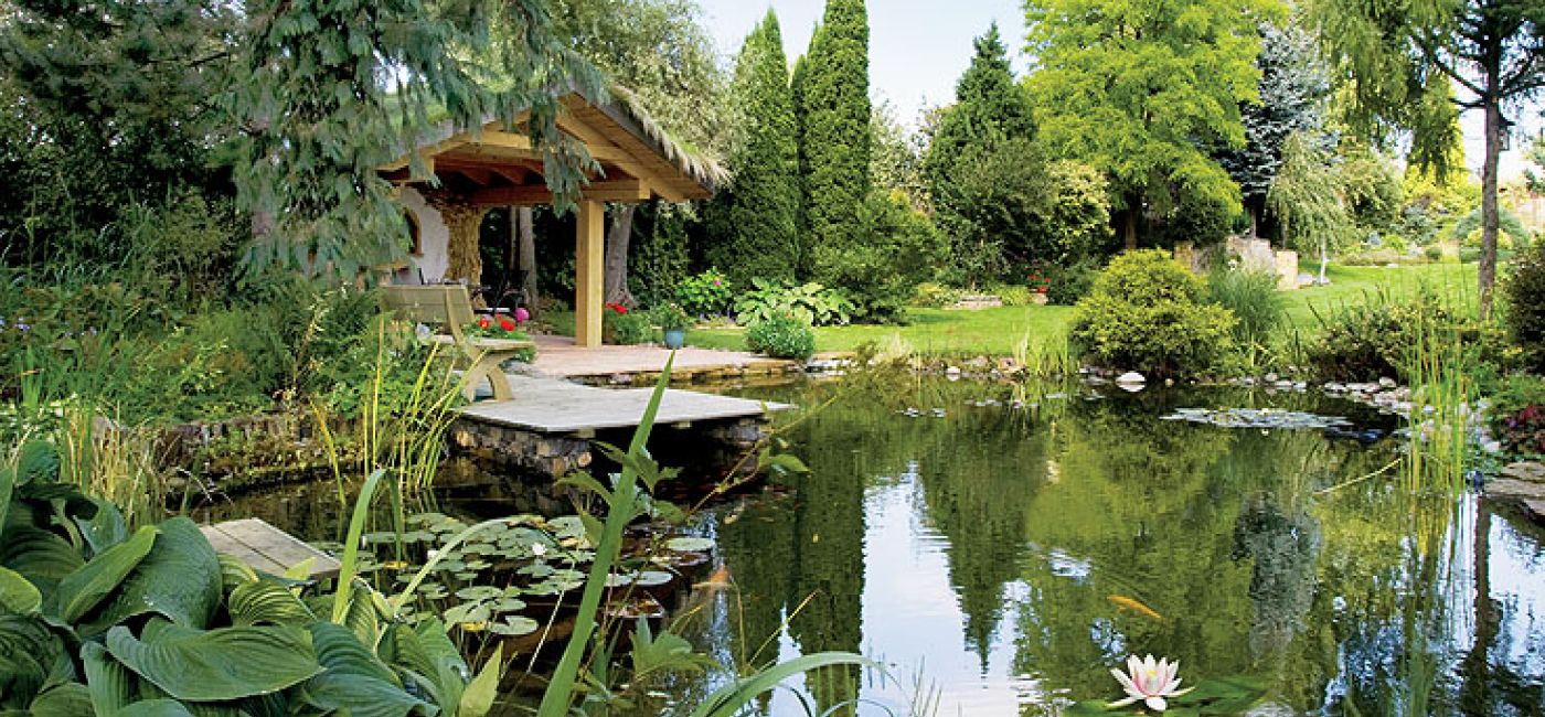 Nad wodą stoi bajkowa altanka – dosłownie, bo Oliwia, wnuczka państwa Stasiewiczów, zażyczyła sobie domku