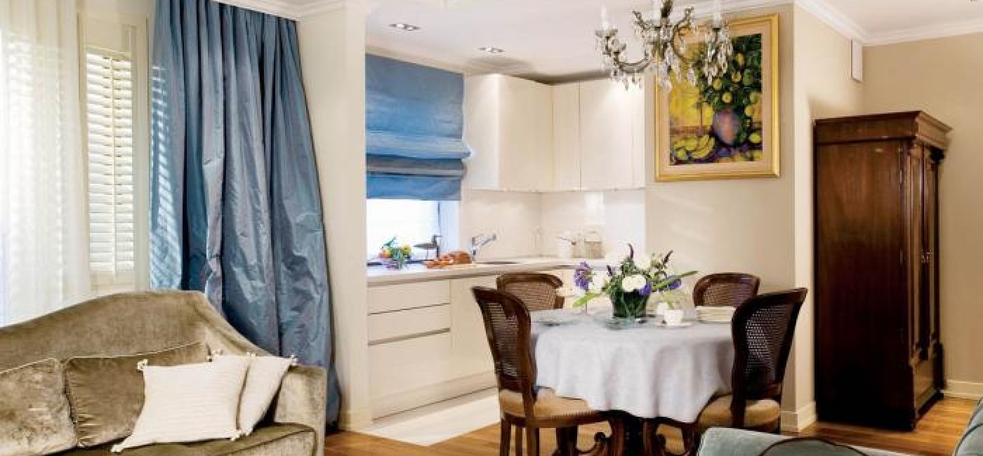 Nadmorski klimat podkreślają kolory. Roleta w kuchni, na wzór rzymskiej, w kolorze błękitnego nieba komponuje