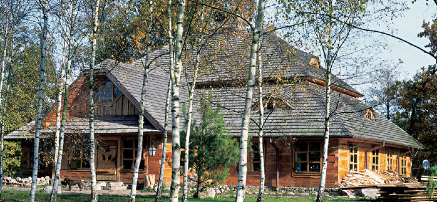 Naj­pierw mię­dzy dwo­ma brzo­za­mi sta­nął ga­nek. Maj­ster mie­rzył go na sto­py.