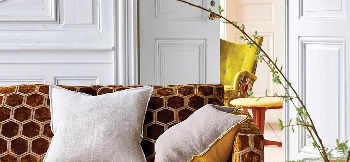 Manipur Ochre to miękki aksamit z wytłaczanymi sześciokątami. Do wyboru 12 kolorów, Designers Guild, decodore.pl