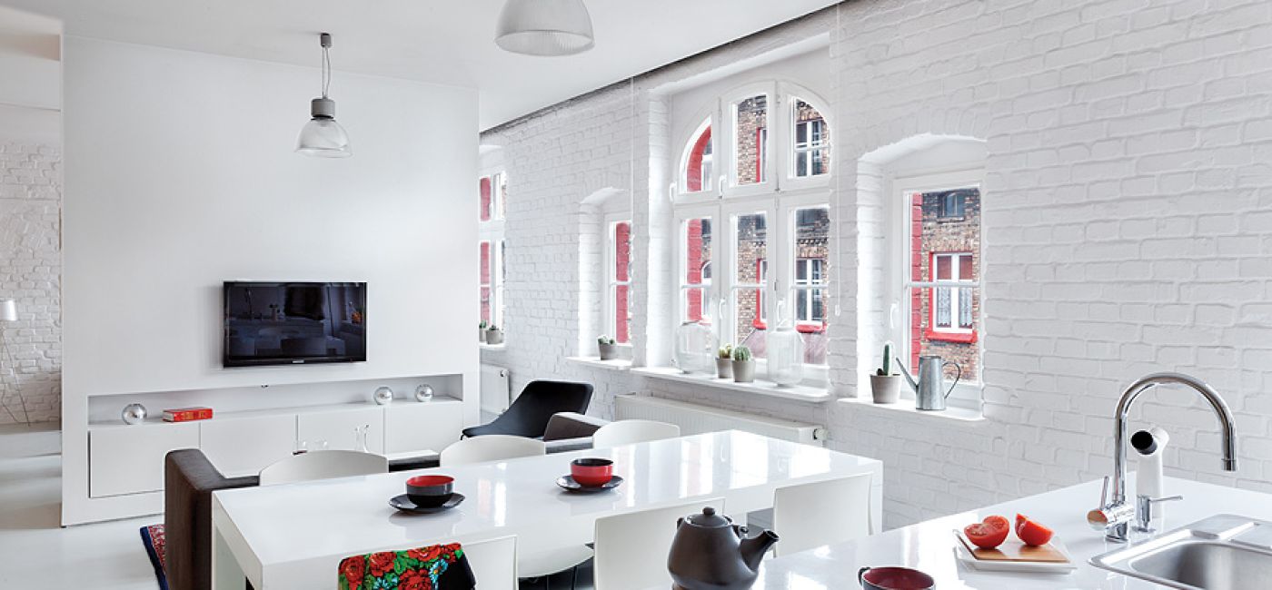 Najpierw pobielili ceglane ściany – ładnie kontrastują z ciemną elewacją za oknem i architektonicznymi elementami