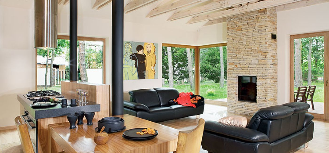 Naturalne materiały - drewno, piaskowiec, szkło, granit i i bardzo proste formy.