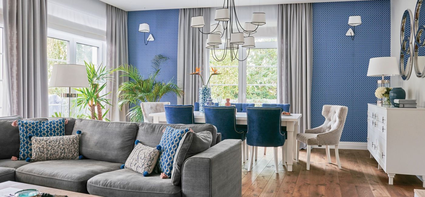 niebieska ściana w salonie
