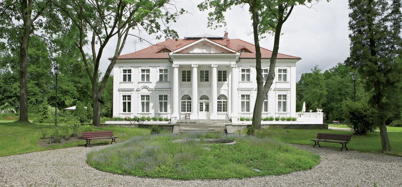 Myślisz pałac , widzisz stiuki, antyki, kandelabry. Tu po stawiku pływają gęsi garbonose, a z antykami