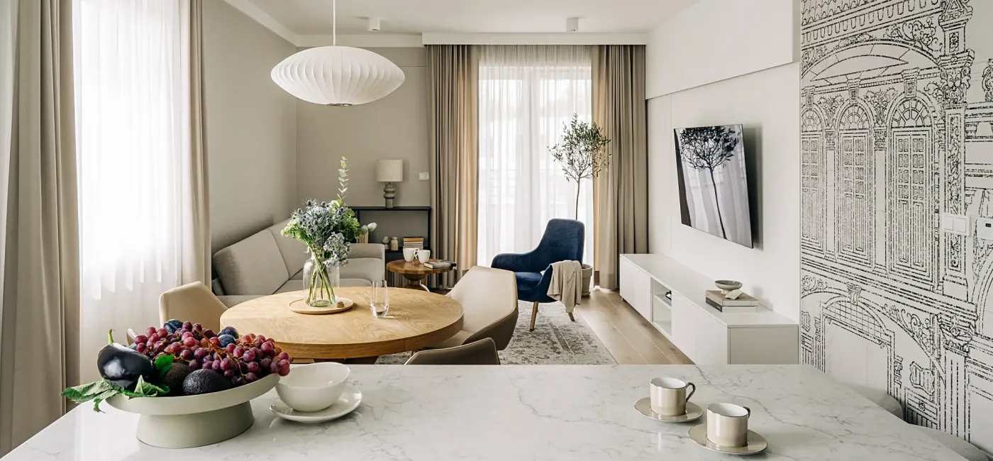 nowoczesny apartament z klasycznymi detalami i odcieniami bieli i granatu